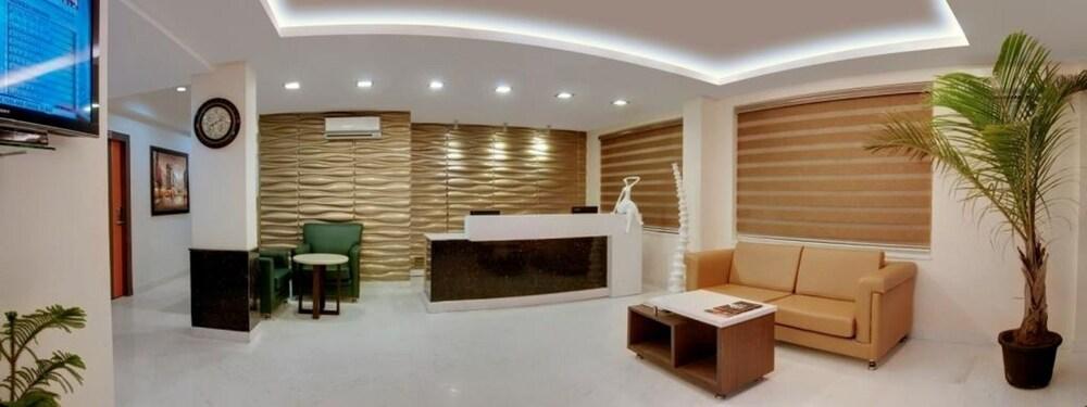 Hotel The Pamposh 3*